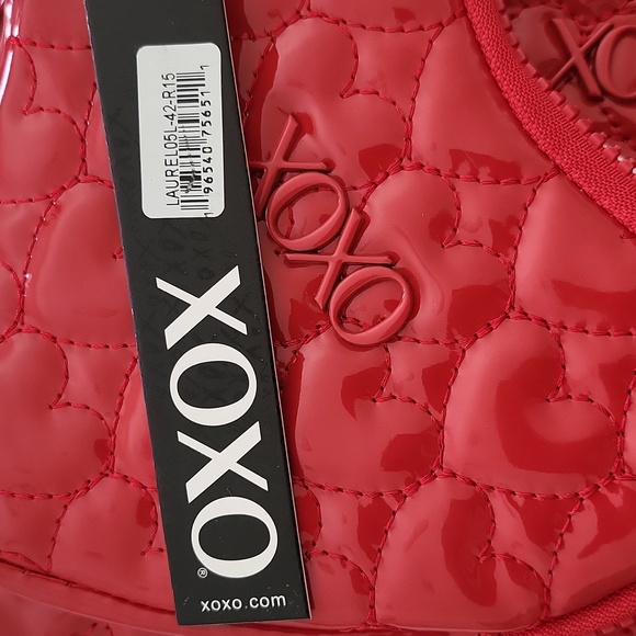 XOXO Womans Red 2 In 1 Rectangle And Heart Puffer Wristlet Set - Picture 11 of 12